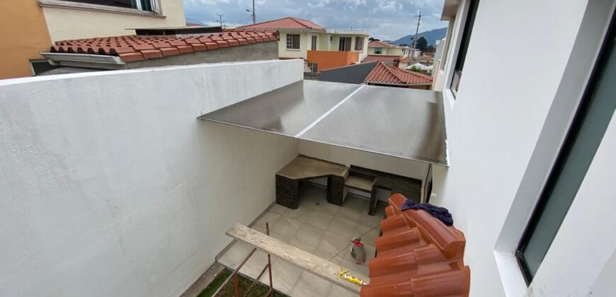 HERMOSA CASA EN URBANIZACION EN SANGOLQUI