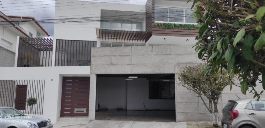 Hermosa Casa Moderna Tipo Minimalista en El Valle de Los Chillos